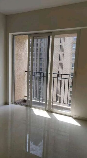 Room in 2 BHK Apartment at Kalpataru Immensa, Kolshet Road – for Rent