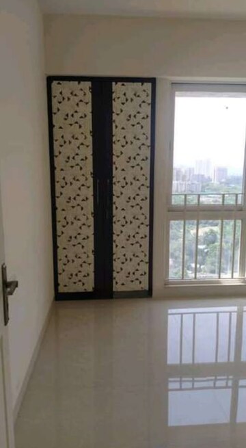 Room in 2 BHK Apartment at Kalpataru Immensa, Kolshet Road – for Rent