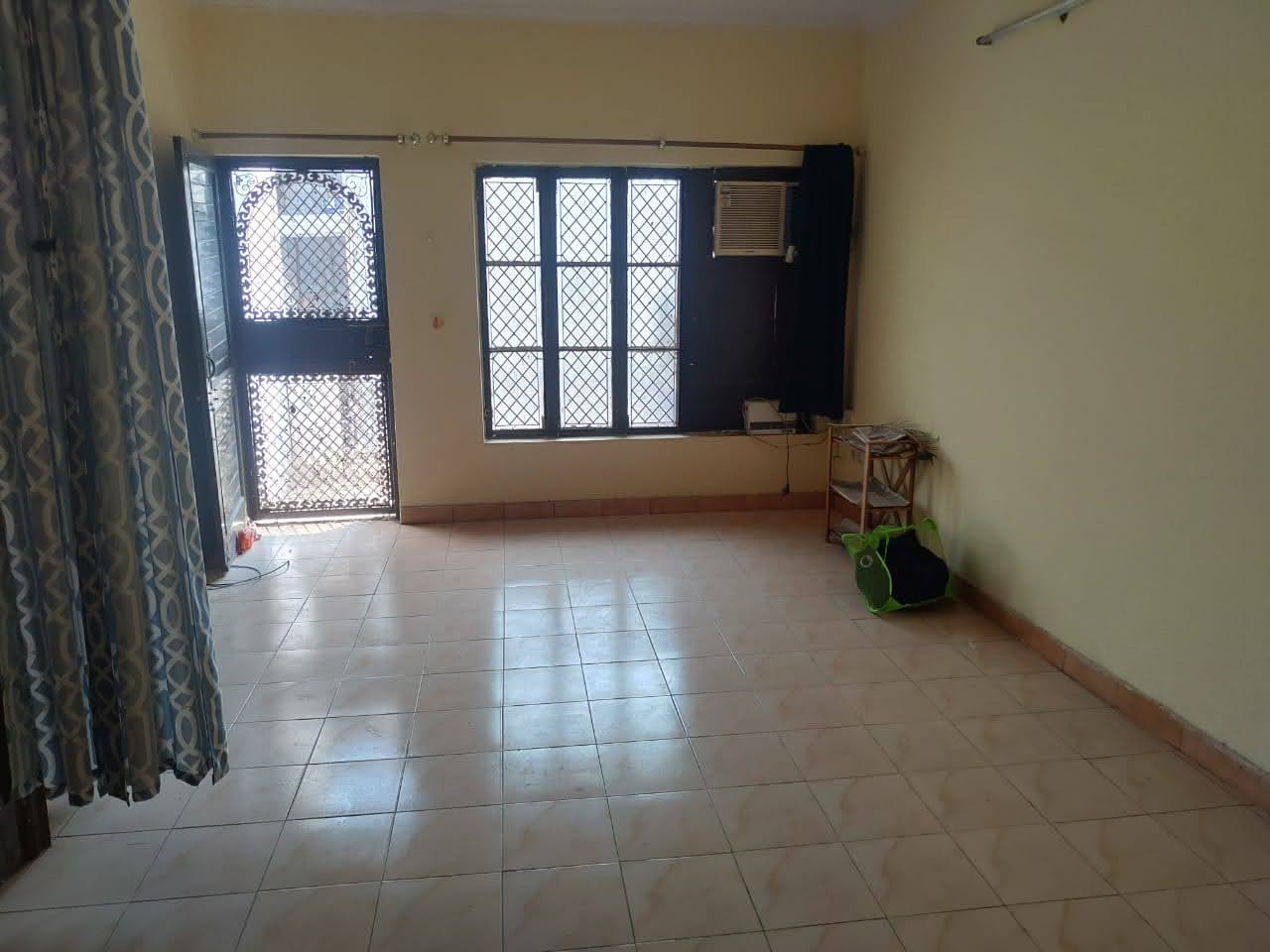 1 Rk  + Extra Room 450 Sq.Ft. Independent House in RWA Apartments Sector 26