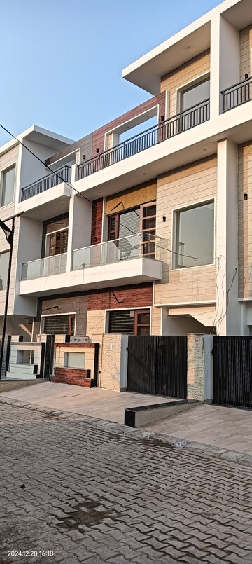 6+ BHK Villa For Sale in Sector 17