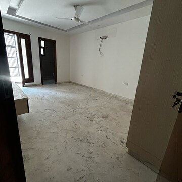 Room in 3 BHK Builder Floor at South Extension I – for Rent