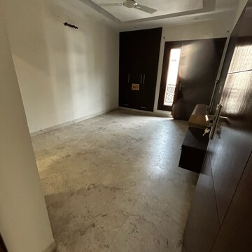 Room in 3 BHK Builder Floor at South Extension I – for Rent