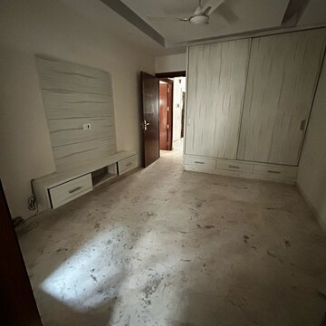 Room in 3 BHK Builder Floor at South Extension I – for Rent