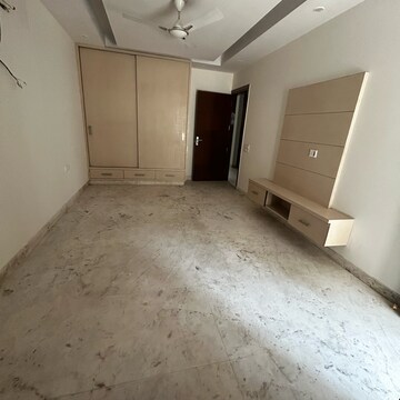 Room in 3 BHK Builder Floor at South Extension I – for Rent