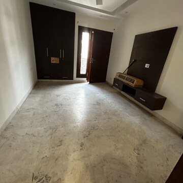 Room in 3 BHK Builder Floor at South Extension I – for Rent