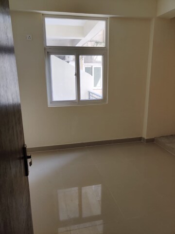 Room in 2 BHK Apartment at Amrapali Golf Homes, Sector 4 Greater Noida – for Rent