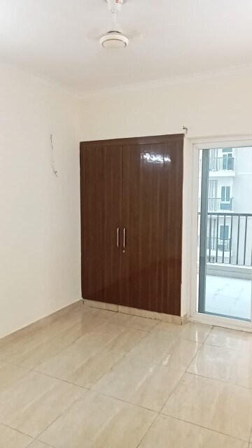 Room in 3 BHK Apartment at Gaur City 2 - 14th Avenue, Sector 16c Greater Noida – for Rent