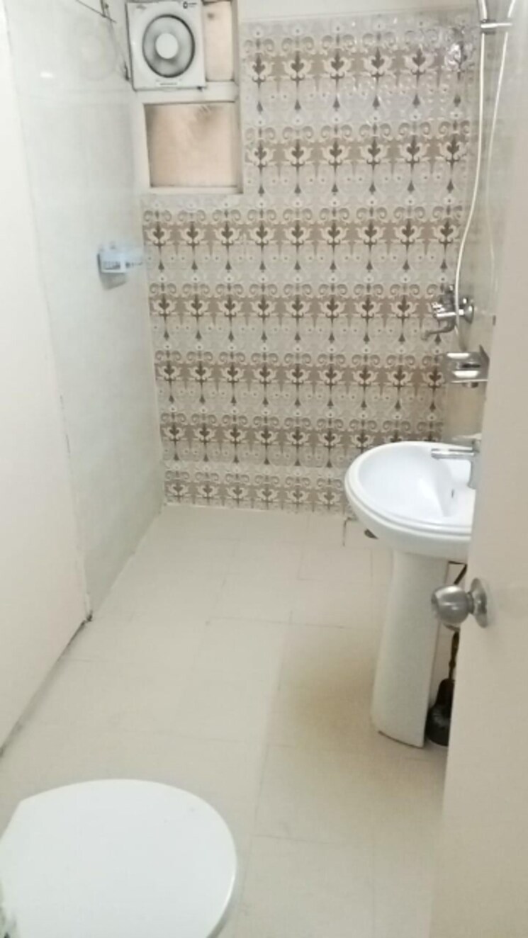 Bathroom, gaur-city-2-14th-avenue 3 Bedroom 719 Sq.Ft. Apartment In Sector 16c Greater Noida Greater Noida 8630204