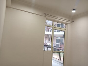 Room in 2 BHK Apartment at Suncity Avenue 76, Sector 76 – for Rent