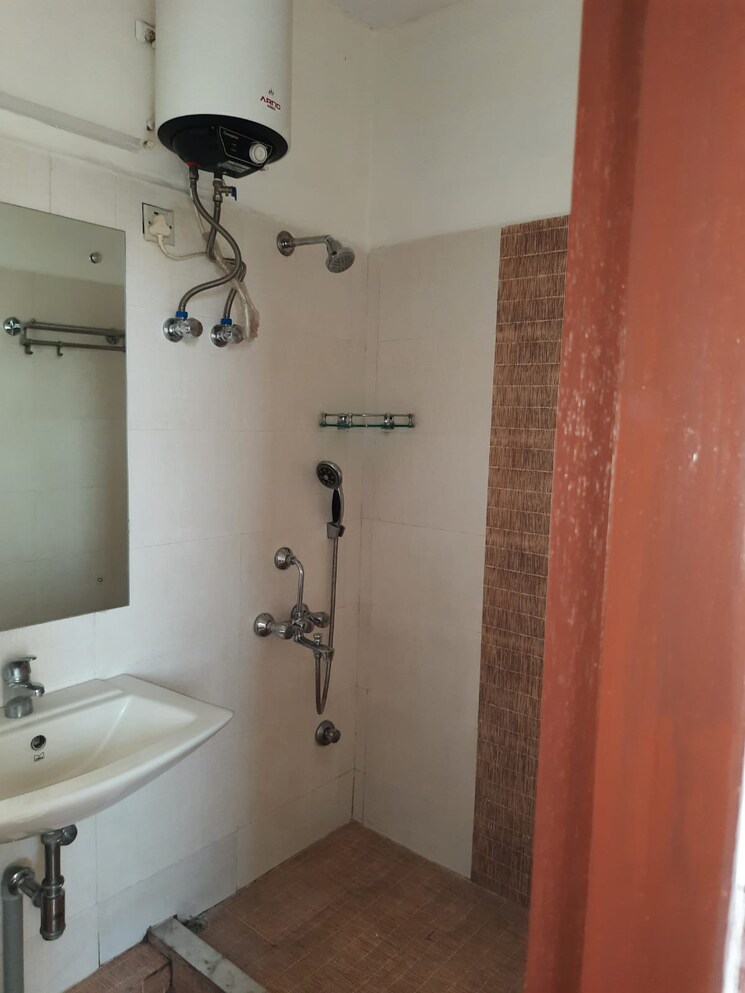 Bathroom, dlf-ridgewood-estate 3 Bedroom 1443 Sq.Ft. Apartment In Dlf Phase iv Gurgaon 8630277