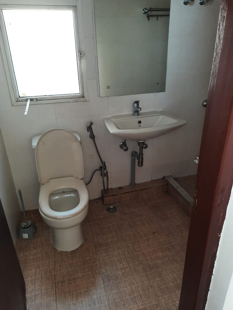 Bathroom, dlf-ridgewood-estate 3 Bedroom 1443 Sq.Ft. Apartment In Dlf Phase iv Gurgaon 8630277