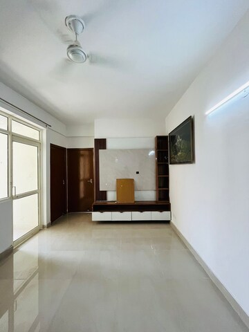 Room in 2 BHK Apartment at Suncity Avenue 76, Sector 76 – for Rent