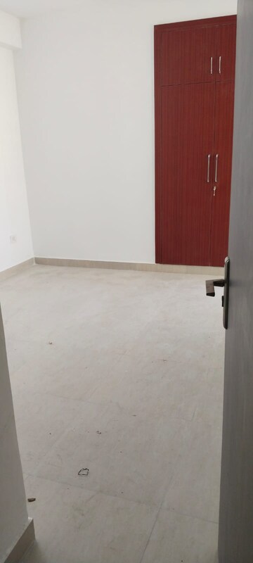 Room in 3 BHK Apartment at Supertech Czar Suites, Omicron I Greater Noida – for Sale