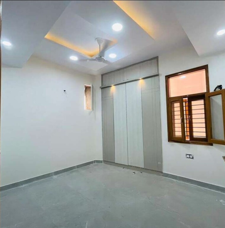 Room, sector 72 2 Bedroom 1050 Sq.Ft. Builder Floor In Sector 72 Noida 8630581