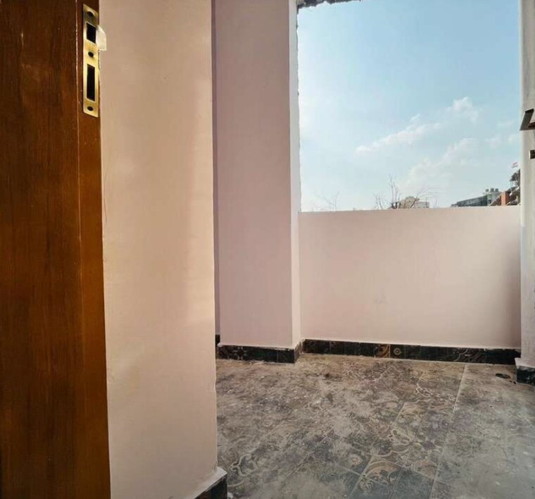 Room, sector 72 2 Bedroom 1050 Sq.Ft. Builder Floor In Sector 72 Noida 8630581