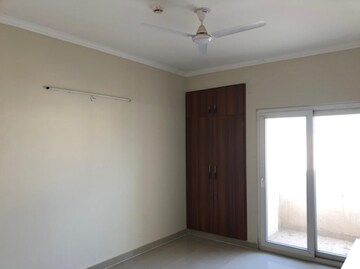 Room in 2 BHK Apartment at Paramount Floraville, Sector 137 – for Rent