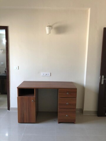 Room in 2 BHK Apartment at Paramount Floraville, Sector 137 – for Rent