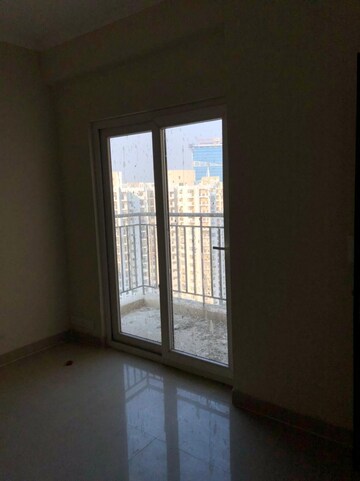 Room in 2 BHK Apartment at Paramount Floraville, Sector 137 – for Rent