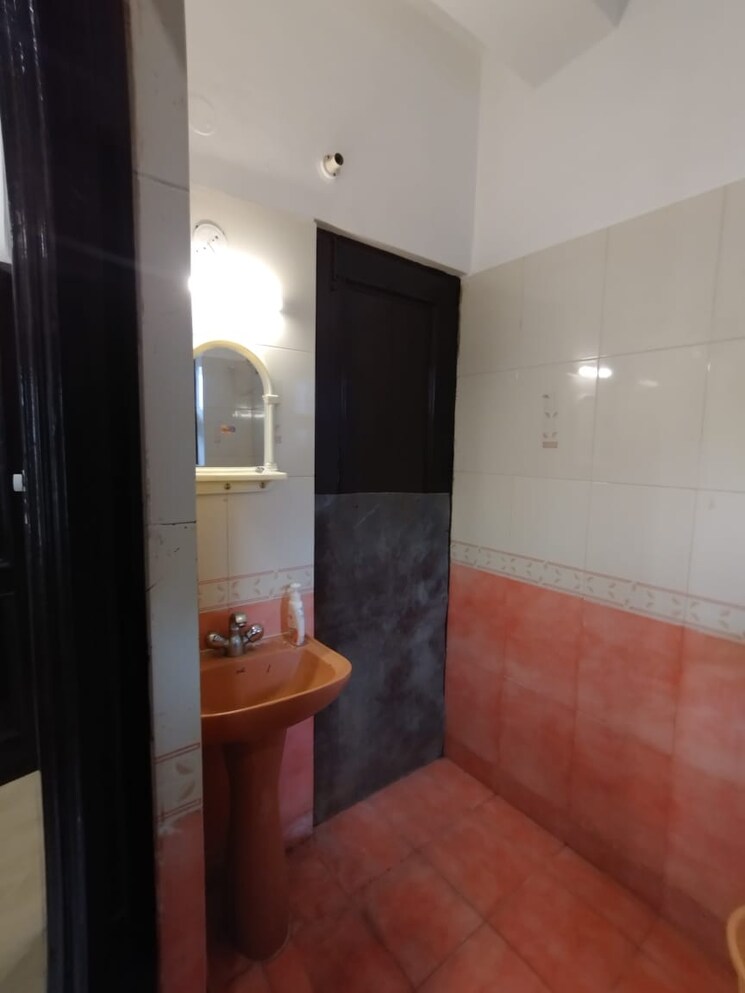 Bathroom, gangotri vihar 2 Bedroom 1300 Sq.Ft. Builder Floor In Gangotri Vihar Dehradun 8630648