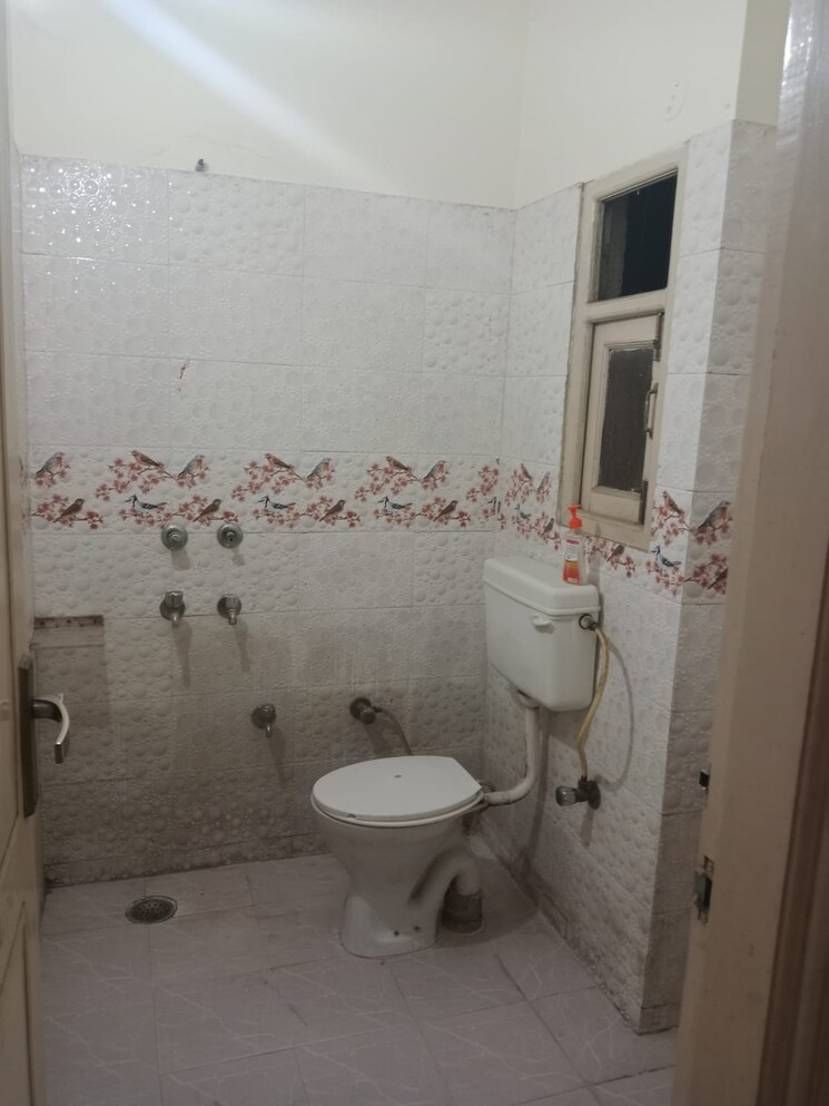 Attached Bathroom, govindpuri 2.5 Bedroom 700 Sq.Ft. Builder Floor In Govindpuri Delhi 8630845