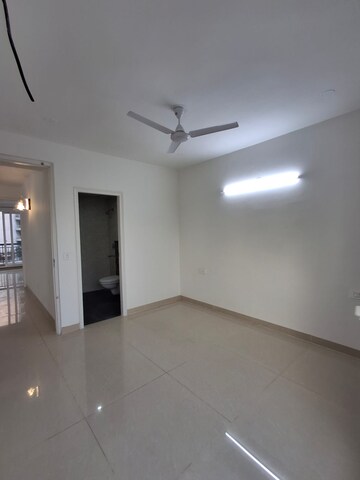Room in 3 BHK Apartment at Maxxus Elanza, International Airport Road – for Rent