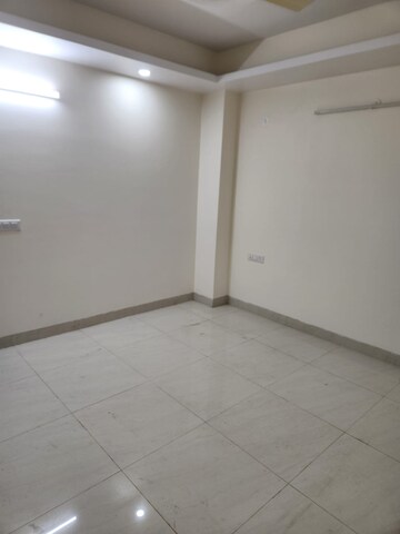 Room in 3 BHK Apartment at Milan CGHS, Sector 39 – for Rent