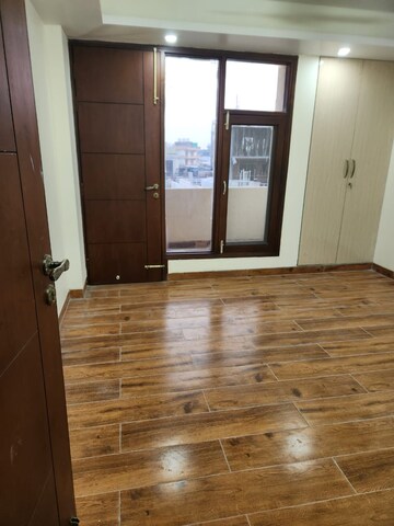 Room in 3 BHK Apartment at Milan CGHS, Sector 39 – for Rent