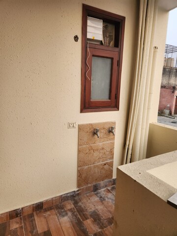 Furnished Amenities in 3 BHK Apartment at Milan CGHS, Sector 39 – for Rent