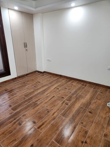 Room in 3 BHK Apartment at Milan CGHS, Sector 39 – for Rent