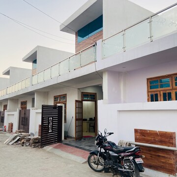 Parking in 2 BHK Independent House at Safedabad – for Sale
