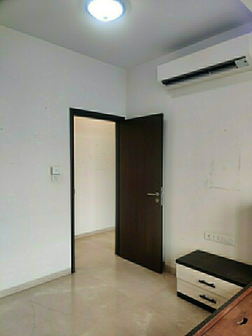 Room in 2 BHK Apartment at JP Decks, Goregaon East – for Rent