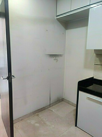 Room in 2 BHK Apartment at JP Decks, Goregaon East – for Rent