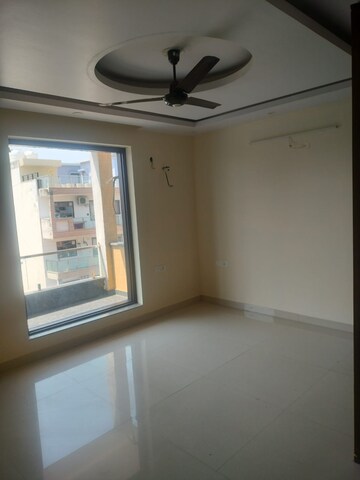 Room in 3 BHK Builder Floor at Sushant Lok 2, Sector 57 – for Rent