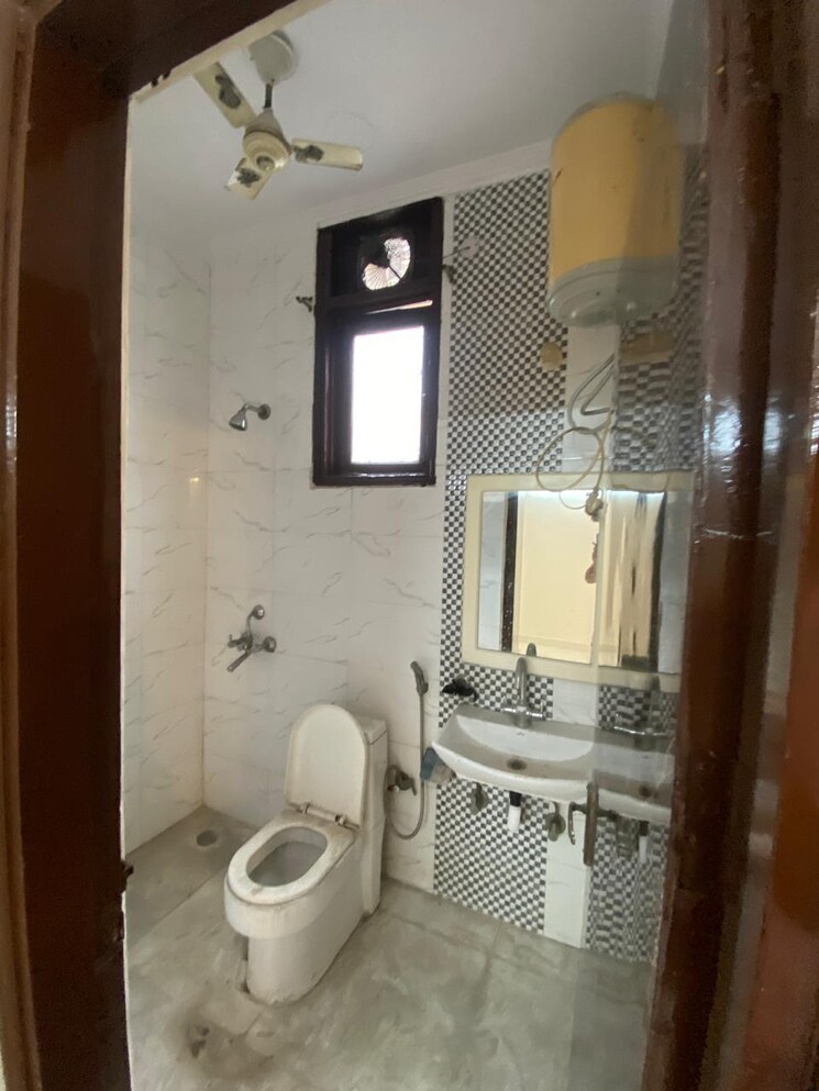 Bathroom, malviya nagar 2 Bedroom 100 Sq.Yd. Builder Floor In Malviya Nagar Delhi 8631446