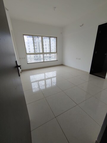 Room in 3 BHK Apartment at Kolte Patil Stargaze, Bavdhan – for Rent