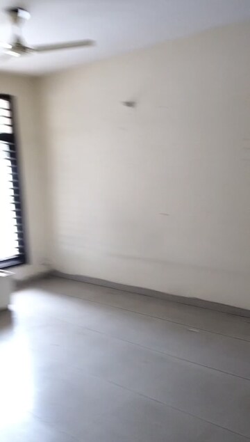 Room in 2.5 BHK Apartment at Wave City, Wave City – for Rent