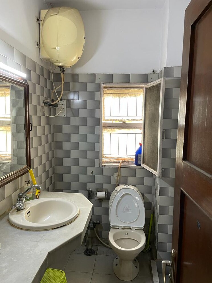 Bathroom, south delhi 3 Bedroom 1500 Sq.Ft. Apartment In South Delhi Delhi 8631567