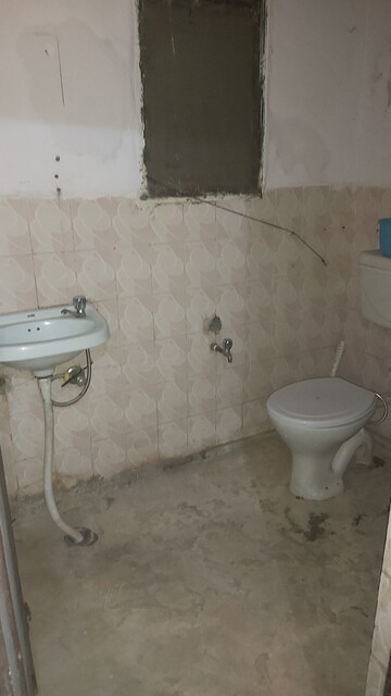 Bathroom in 2.5 BHK Builder Floor at Mayur Vihar – for Rent