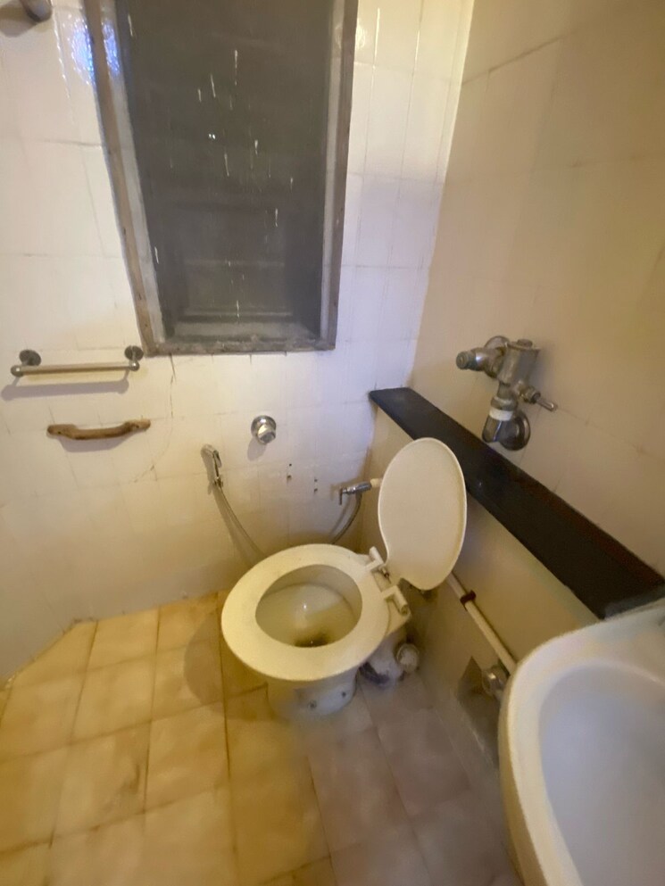Bathroom, powai 2 Bedroom 900 Sq.Ft. Apartment In Powai Mumbai 8631604