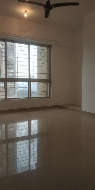 Room in 2 BHK Apartment at Nahar Laurel and Lilac, Chandivali – for Rent