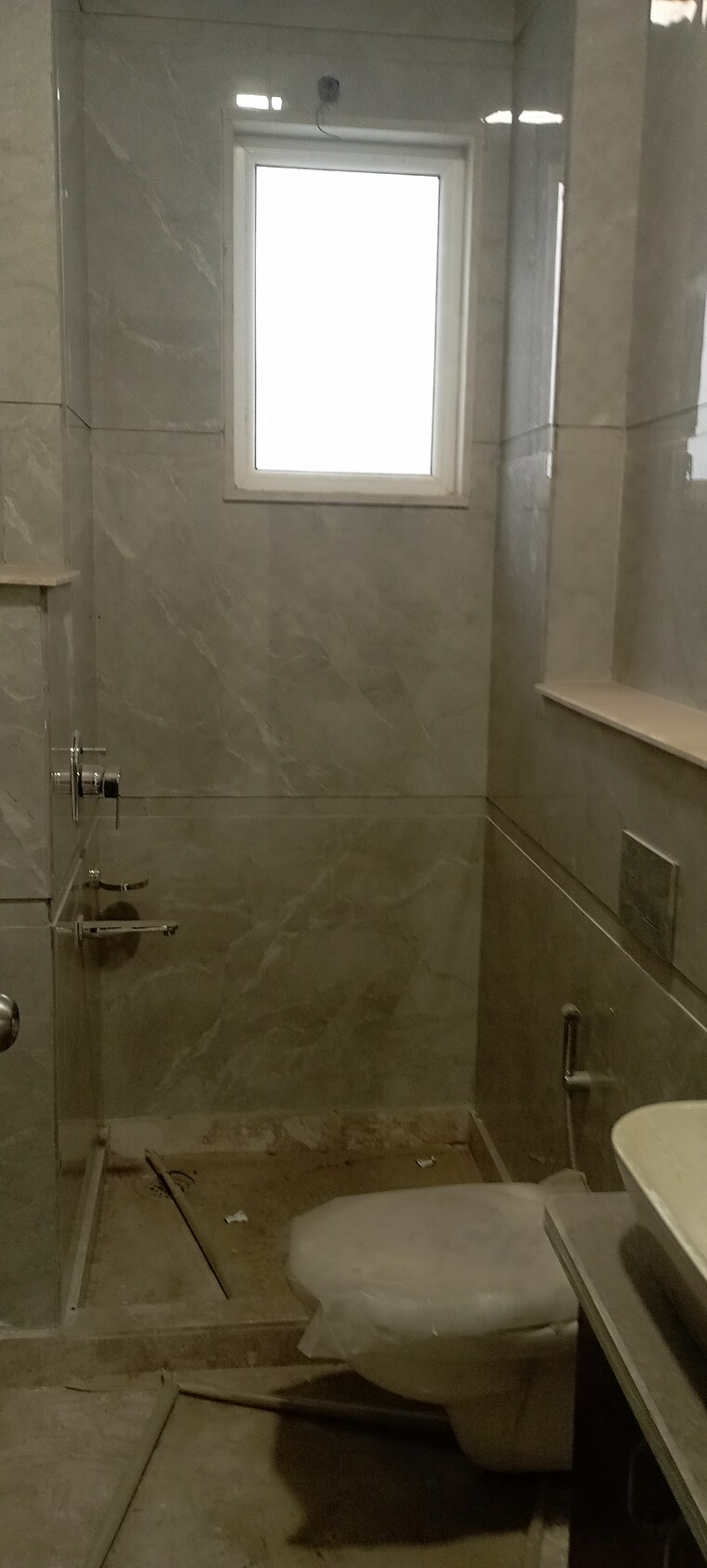 Attached Bathroom, shakti nagar 3 Bedroom 100 Sq.Yd. Builder Floor In Shakti Nagar Delhi 8631746