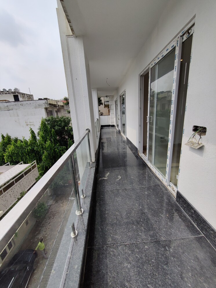 Balcony, vasant kunj 4 Bedroom 2000 Sq.Ft. Apartment In Vasant Kunj Delhi 8631764