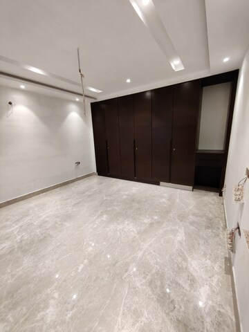 Room in 4 BHK Apartment at Vasant Kunj – for Sale