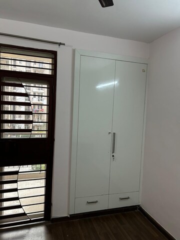 Room in 3.5 BHK Apartment at Arun Vihar Sector 37, Sector 37 – for Rent