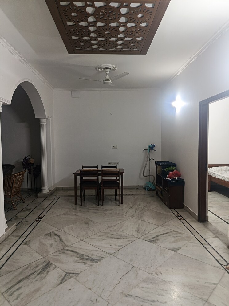  Parking, sector 31 2 Bedroom 170 Sq.Mt. Villa In Sector 31 Noida 8631986