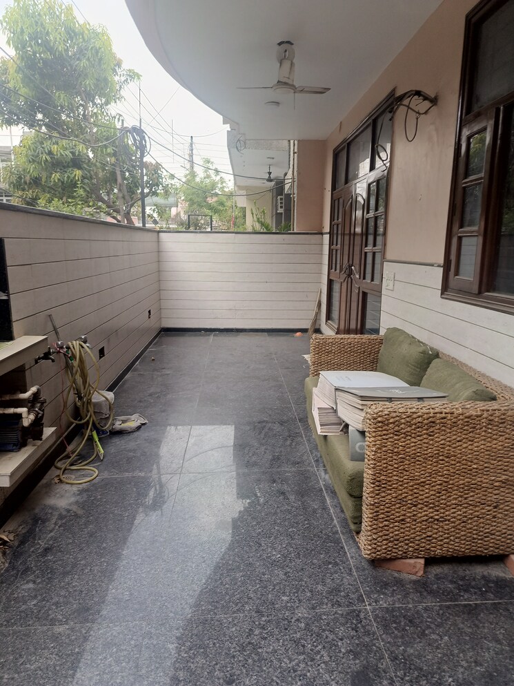 Balcony, sector 31 2 Bedroom 170 Sq.Mt. Villa In Sector 31 Noida 8631986