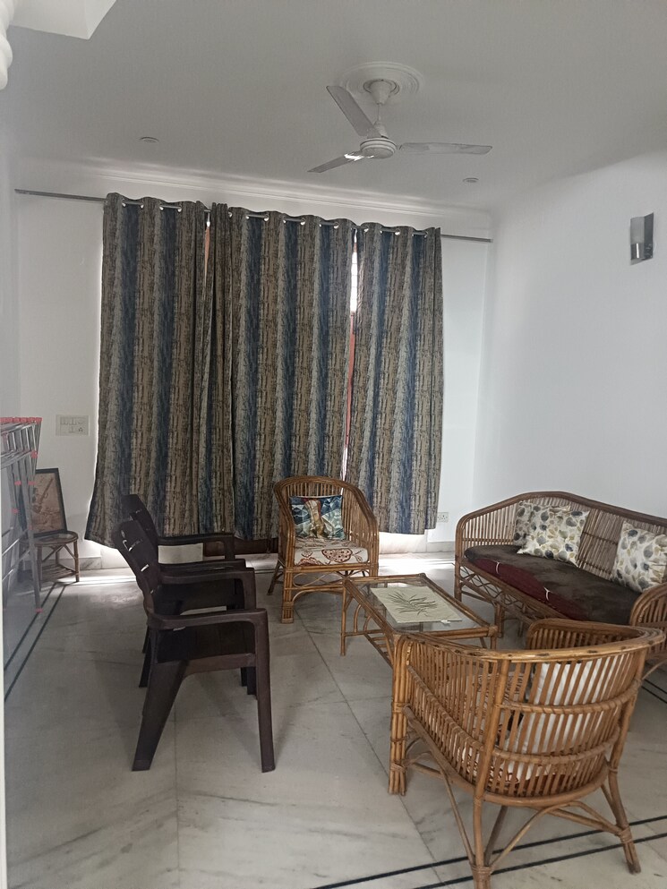 Living Room, sector 31 2 Bedroom 170 Sq.Mt. Villa In Sector 31 Noida 8631986