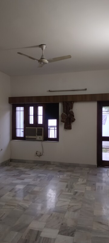 Room in 3 BHK Builder Floor at Sector 14 – for Rent