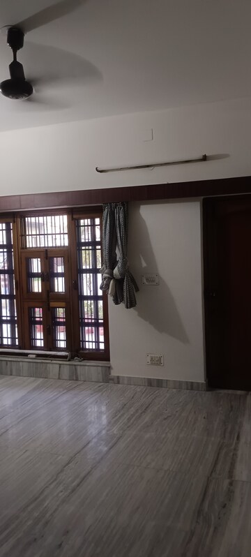 Room in 3 BHK Builder Floor at Sector 14 – for Rent