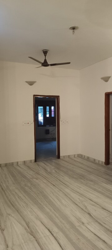 Room in 3 BHK Builder Floor at Sector 14 – for Rent